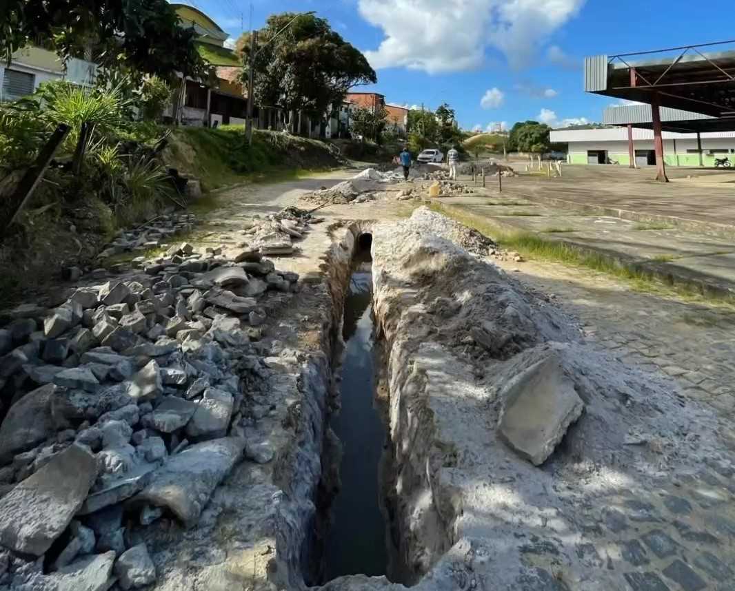Camacã: Prefeito Paulo do Gás acompanha equipes no trabalho de limpeza e recuperação de ruas